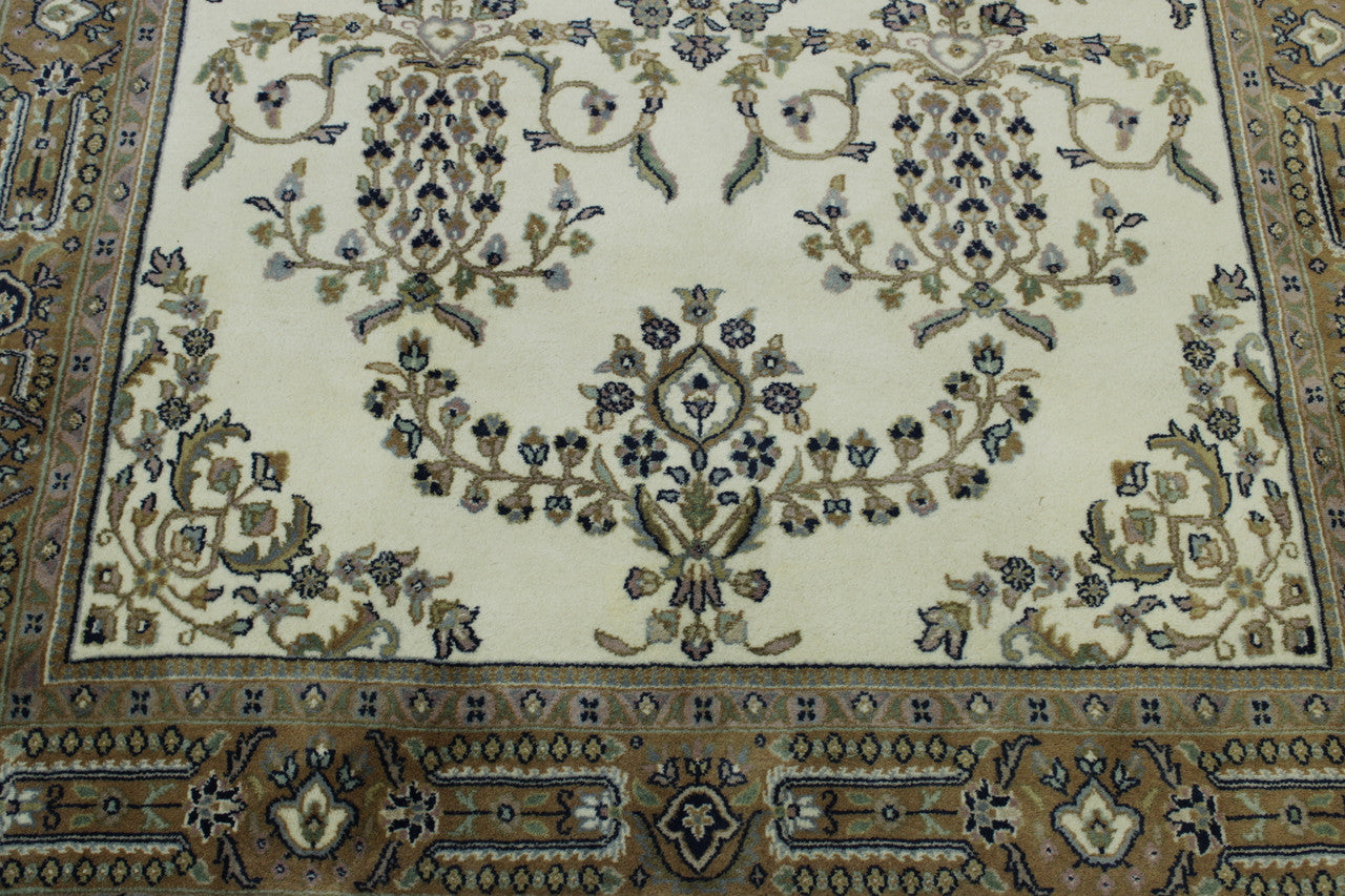 Traditional Farahan Design rug border detail