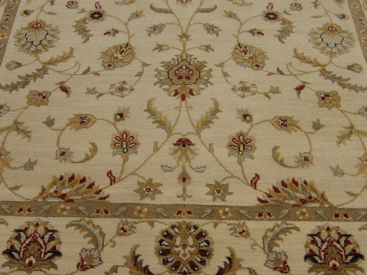 Chobie Traditional hand-knotted wool rug in Ivory, 5'7" x 7'8", SKU W739