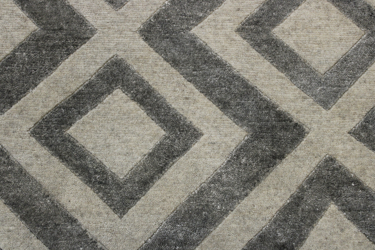 Modern Diamond Design rug border detail