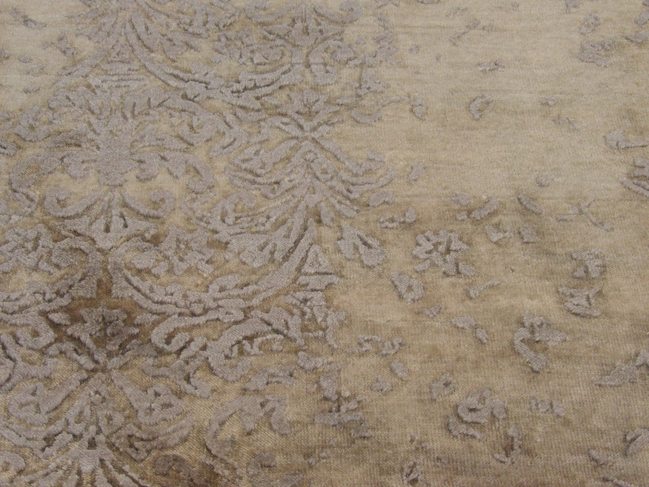 Transitional Damask rug border detail
