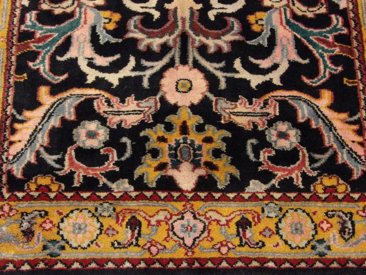 Persian Kashan Antique Wash rug border detail