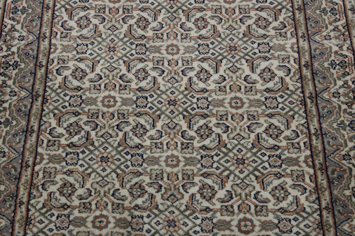 Traditional Fine Mir Design rug border detail
