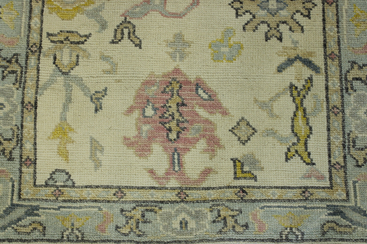 Oushak Chobi rug border detail