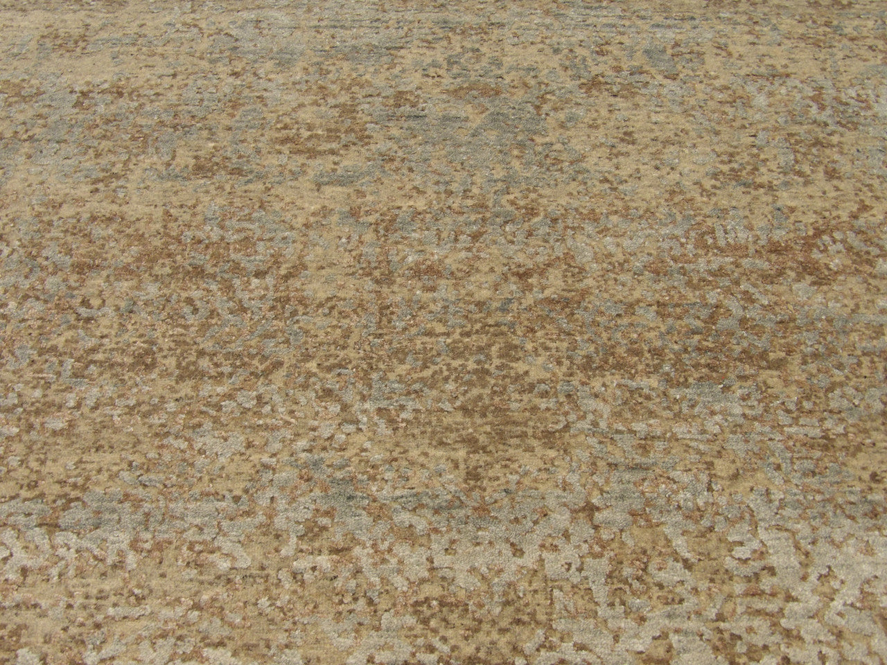 Modern Abstract Mosaic Design Carved High Low rug border detail