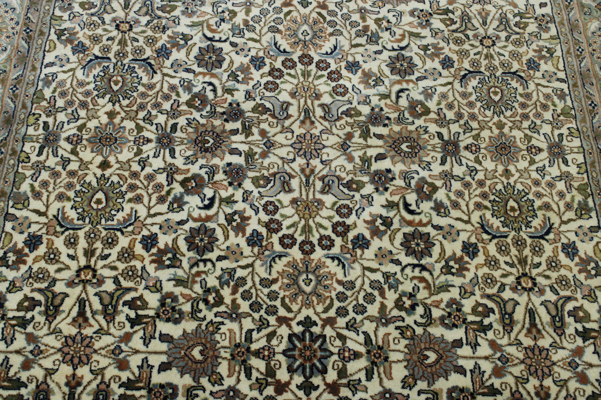 Traditional Mir Design rug border detail