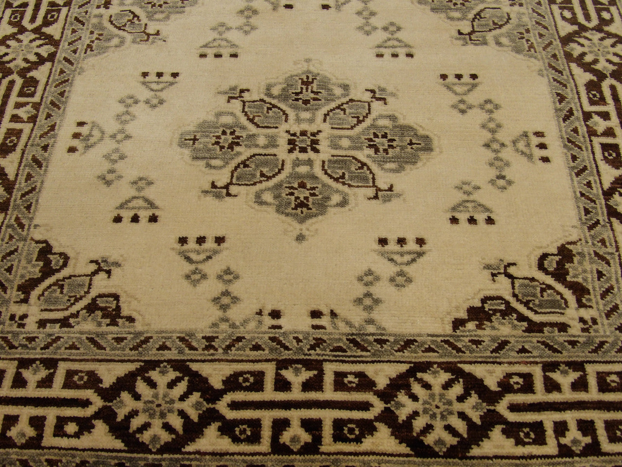 Tribal Fine Heriz Natural Dye rug border detail