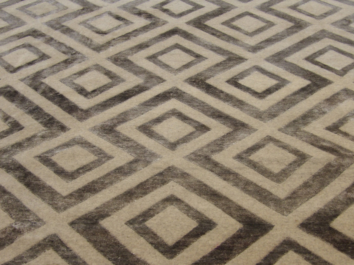 Modern Abstract Diamond Design rug border detail