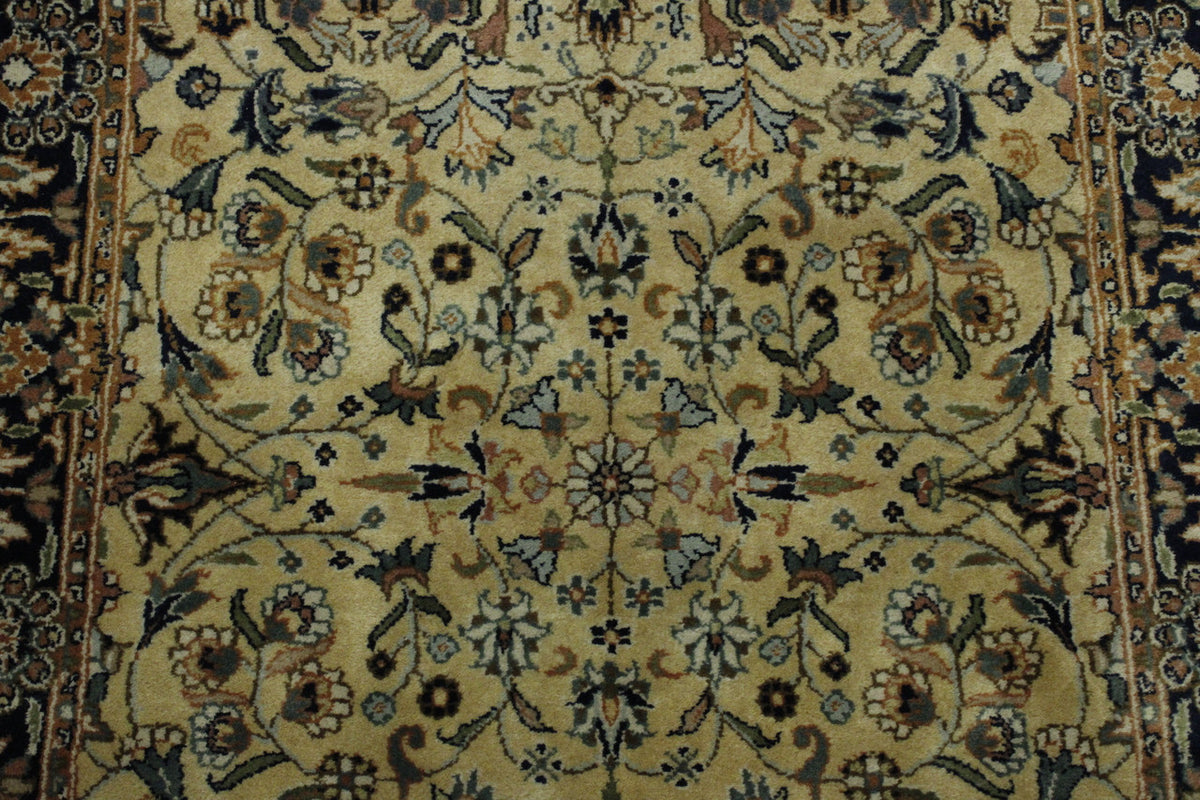 Traditional Fine Indo Farahan rug corner detail