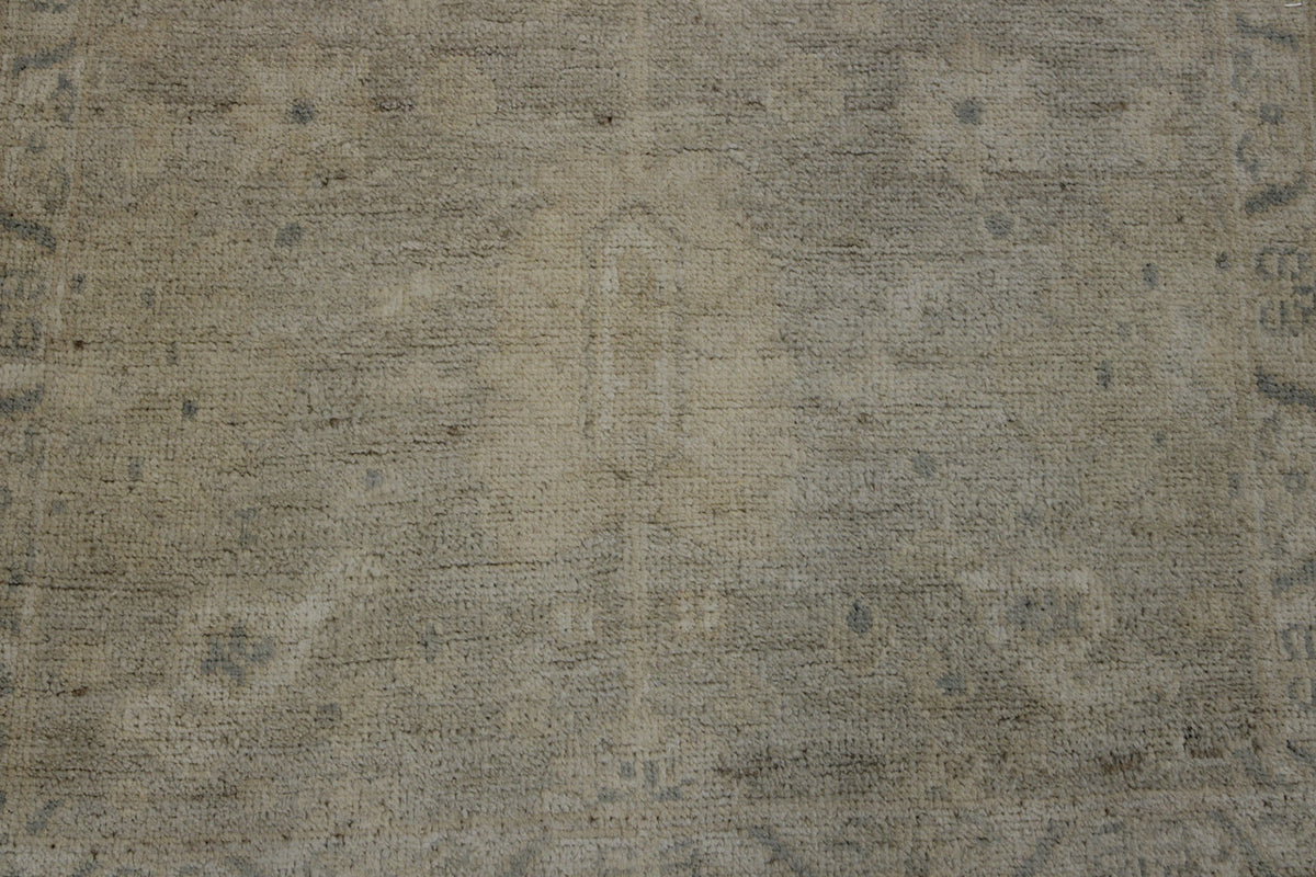 Oushak Chobi rug border detail