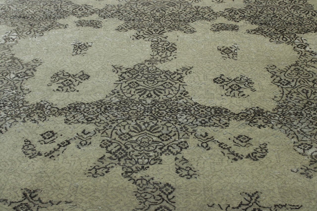 Transitional Abstract Ikat Design rug corner detail