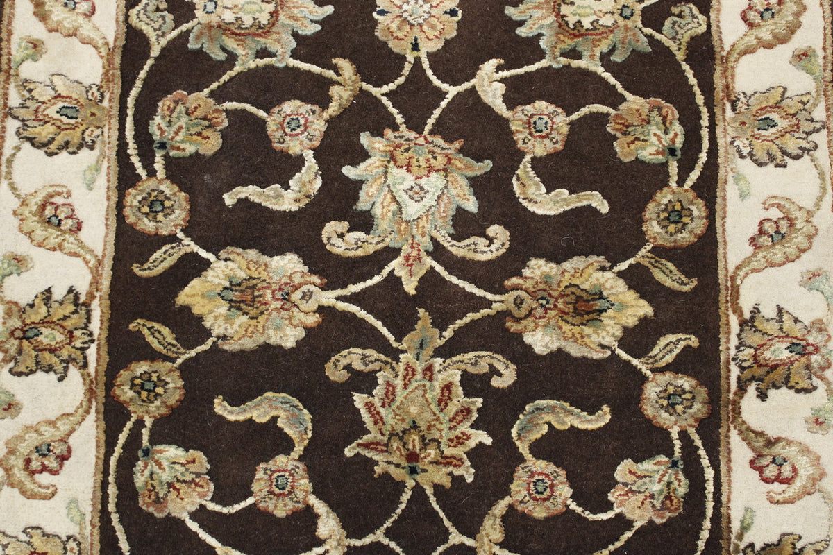 Traditional Agra High Low rug border detail