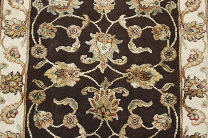Traditional Agra High Low rug border detail