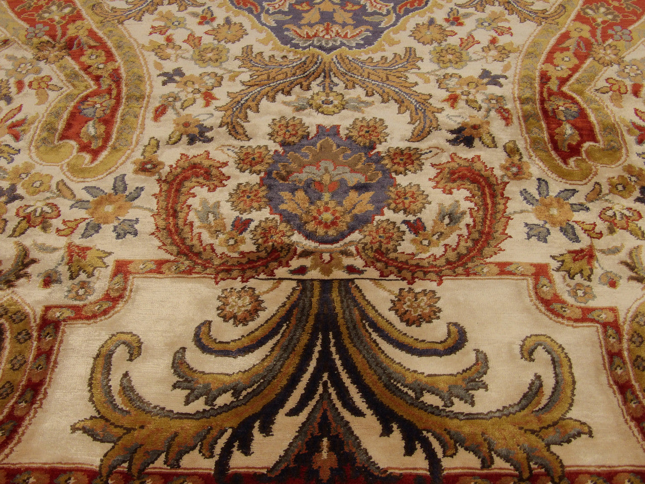Fine Silky Abusson rug border detail