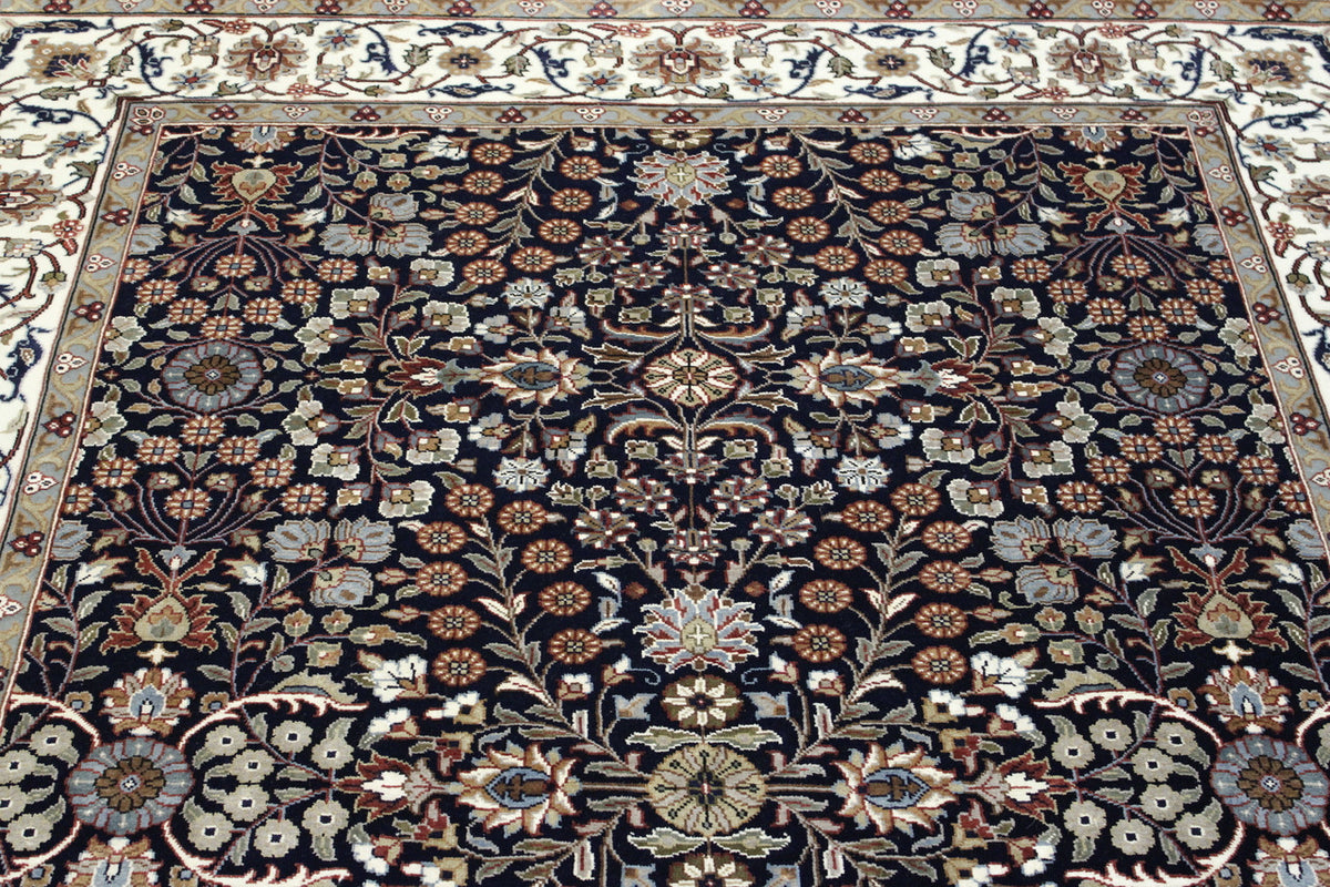 Traditional Fine Heraki rug border detail