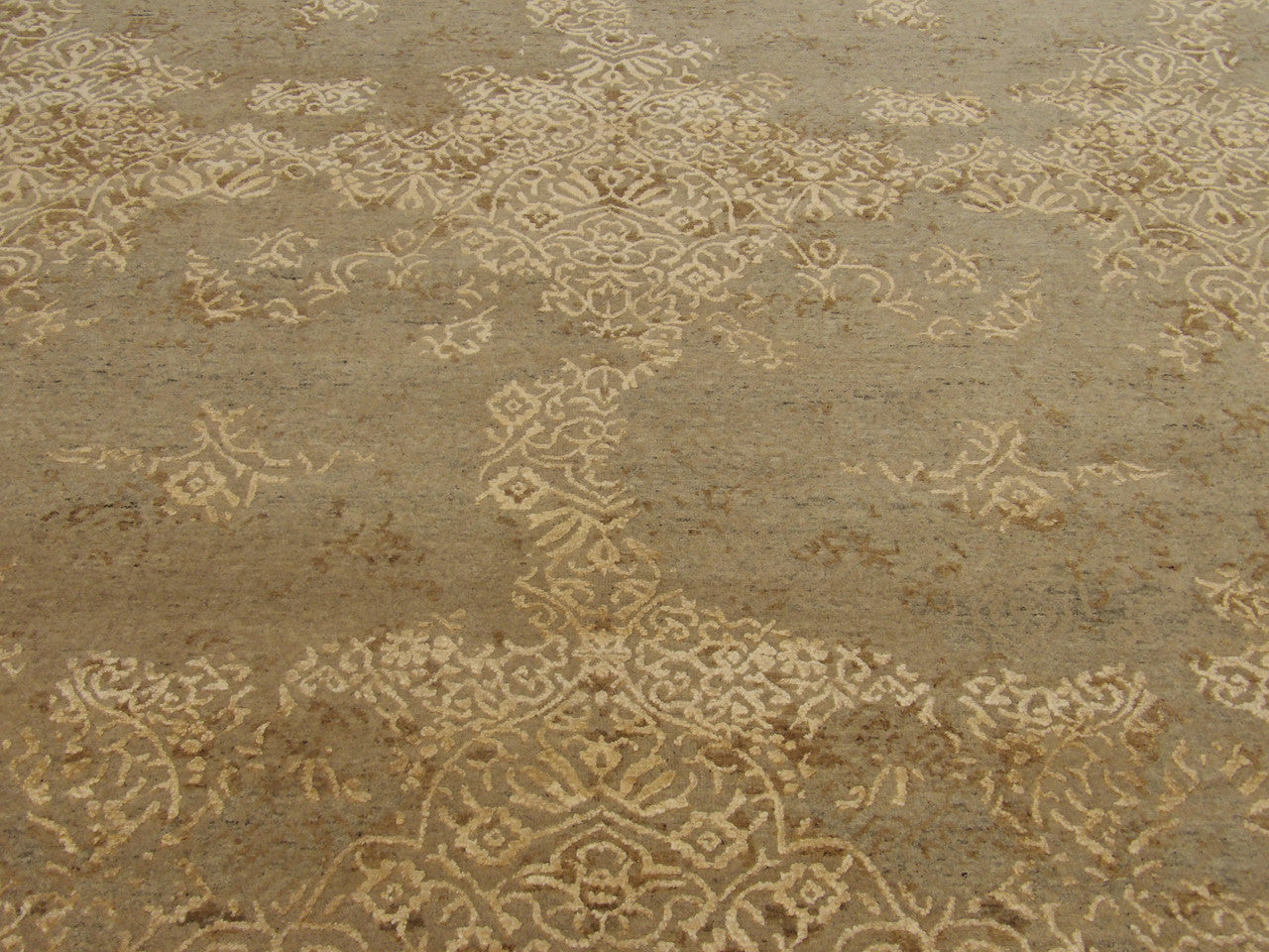 Transitional Broken Design Hand Carved rug border detail