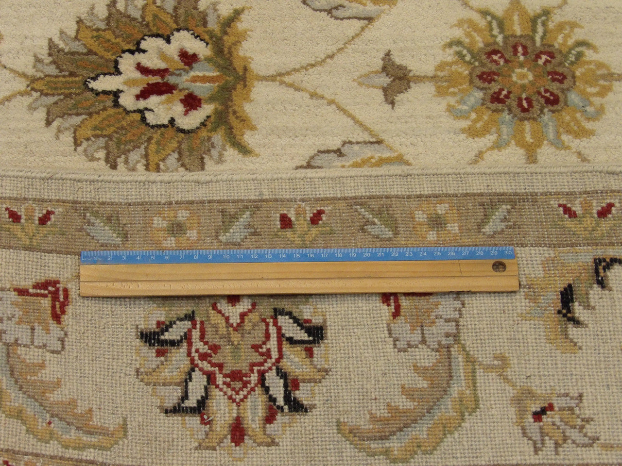 Chobie Traditional hand-knotted wool rug in Ivory, 5'7" x 7'8", SKU W739