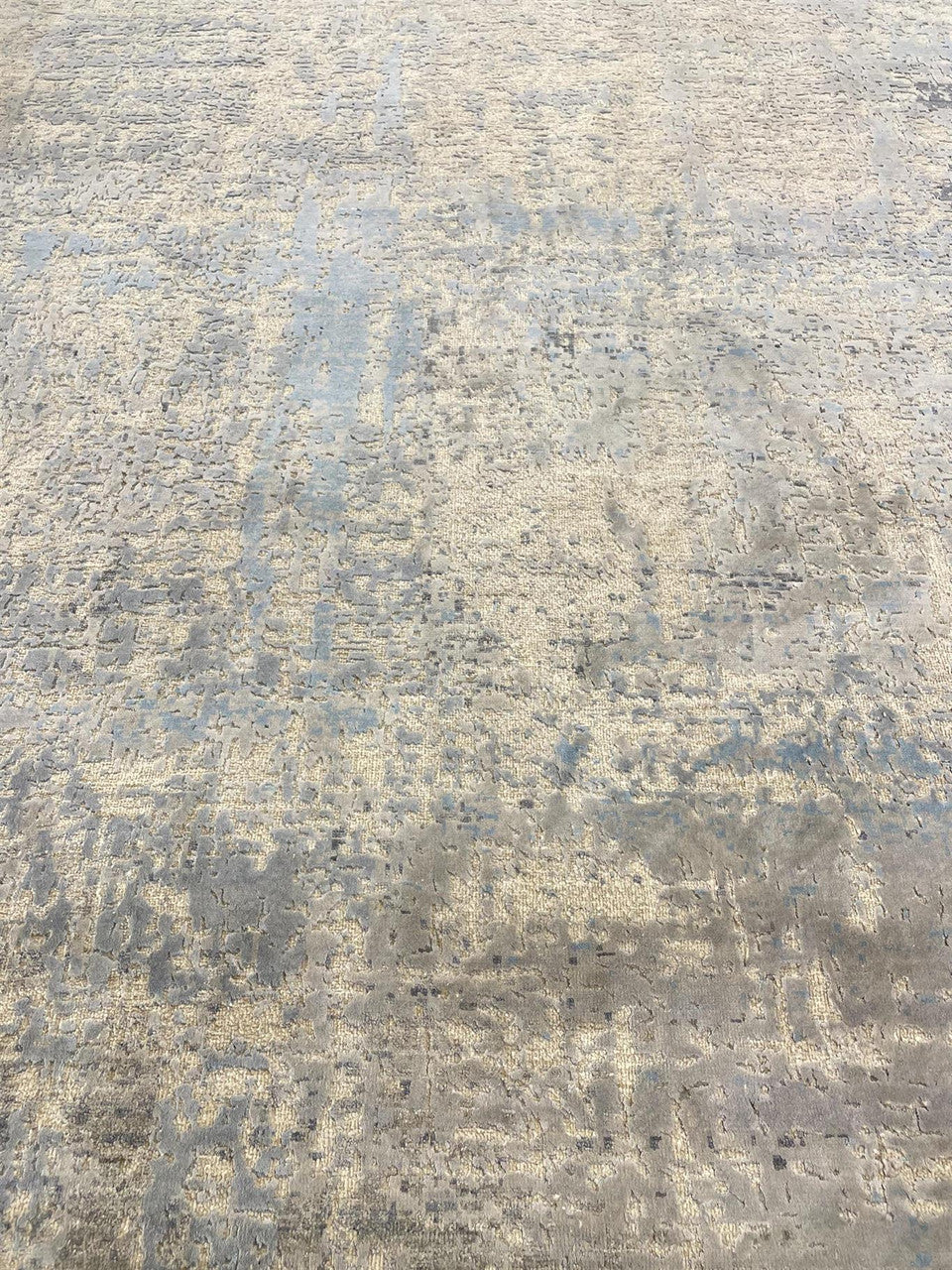 Ivory 6'4" x 10'2" Silk Modern Hand knotted Silk Rug - Sku: ART64399