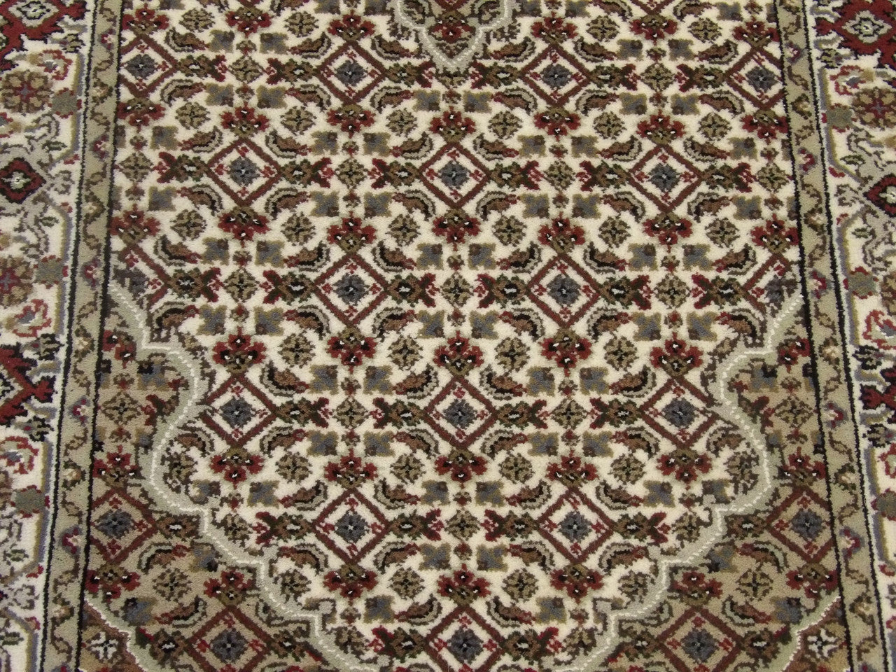 Persian Mahi Tabriz rug border detail