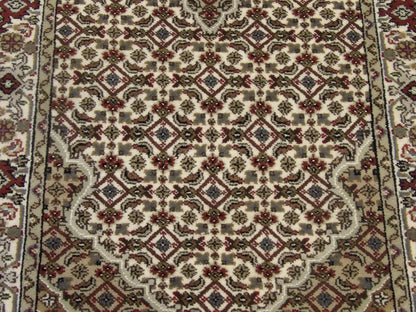 Persian Mahi Tabriz rug border detail