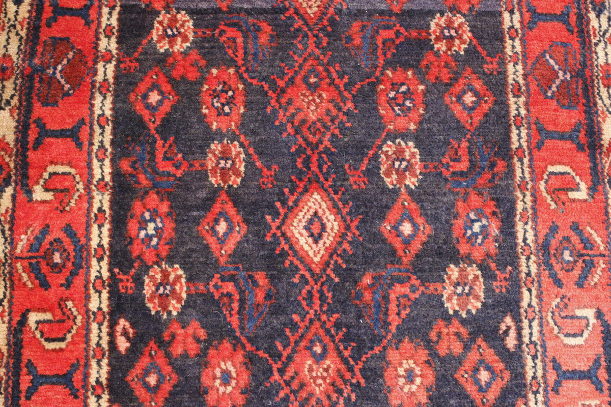 Traditional Antique Hamadan Fair Condition rug border detail