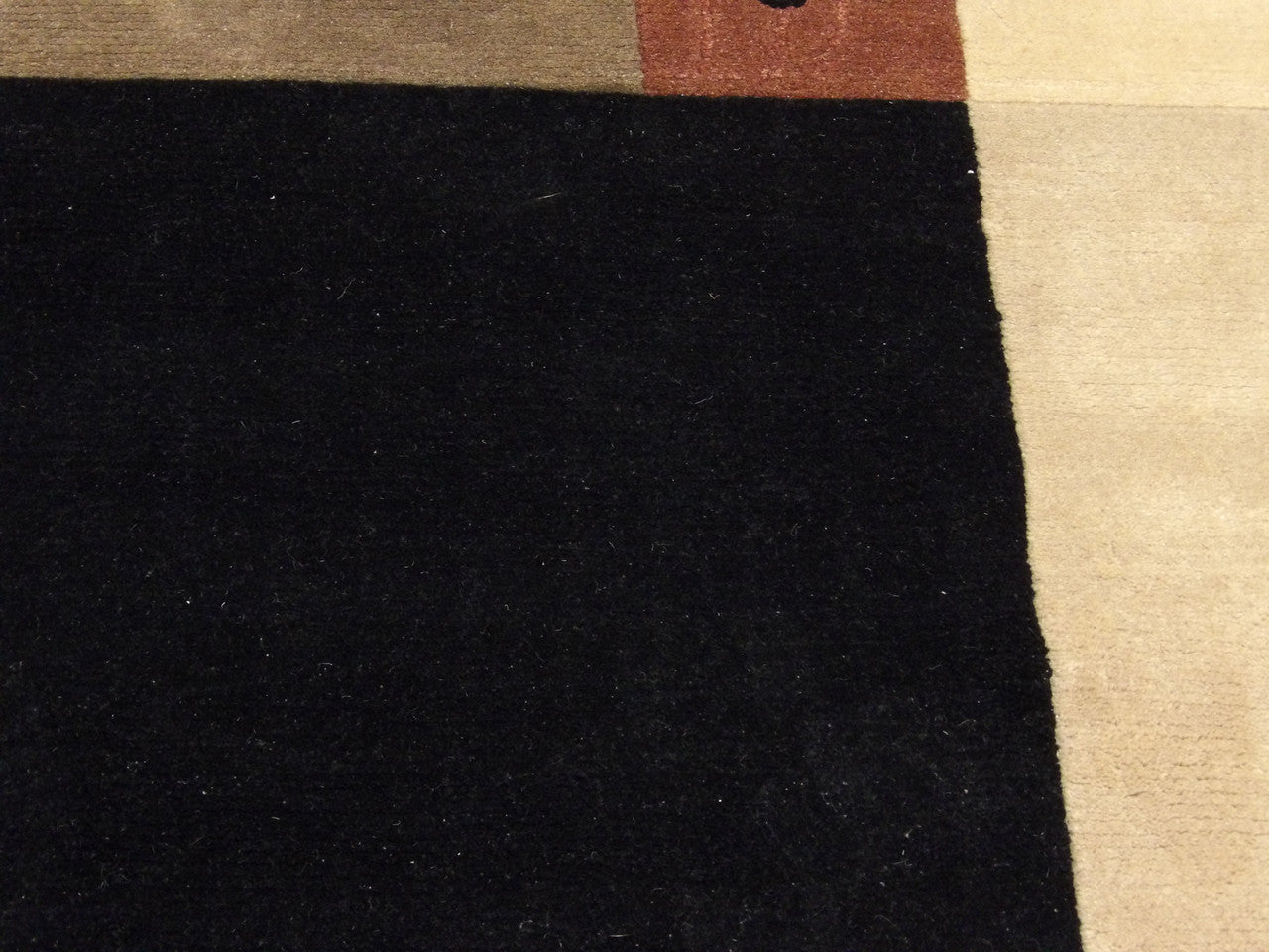 Modern Geometrical Design rug border detail