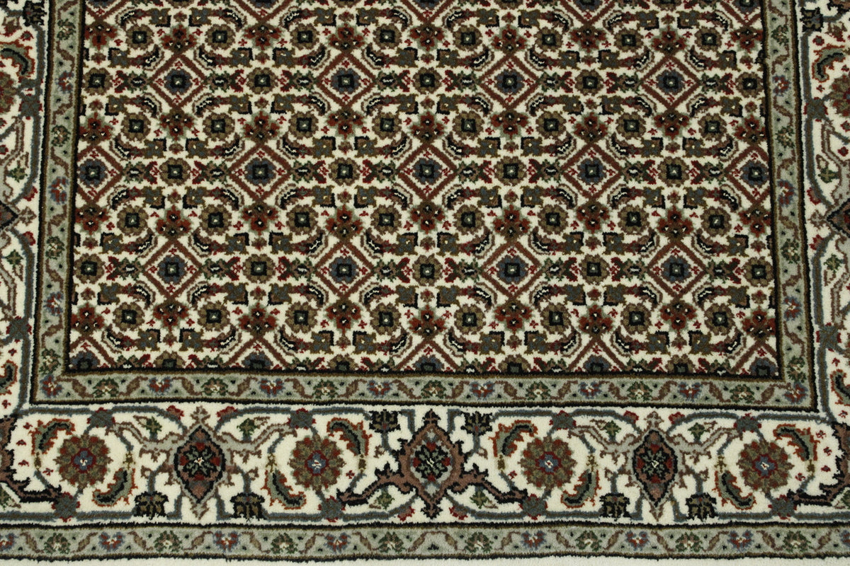 Beige Traditional Indo Bidjar rug in room setting