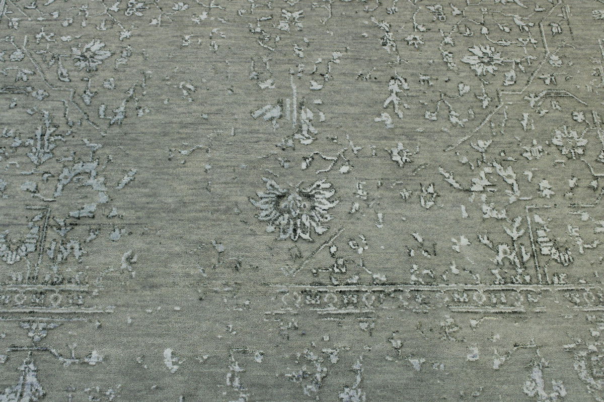 Transitional Broken Heriz Design rug border detail