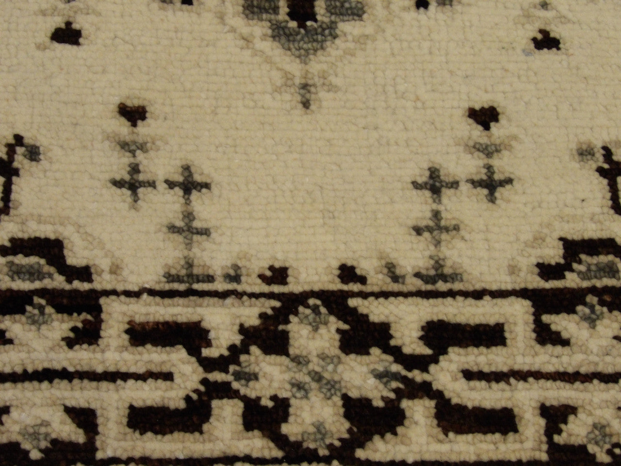Serapi runner border detail