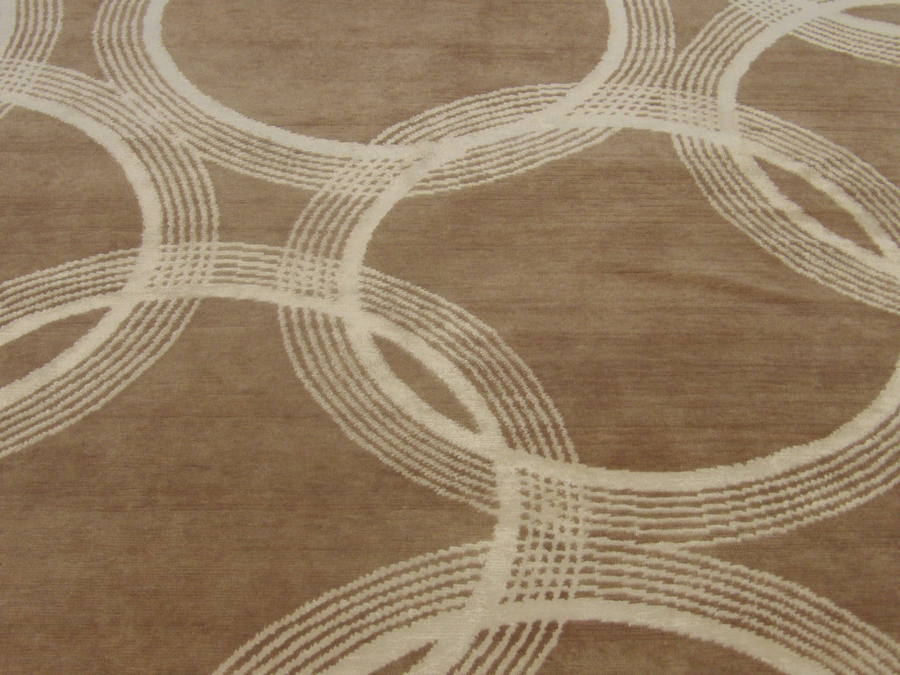 Modern Nepalese Circle Design rug border detail