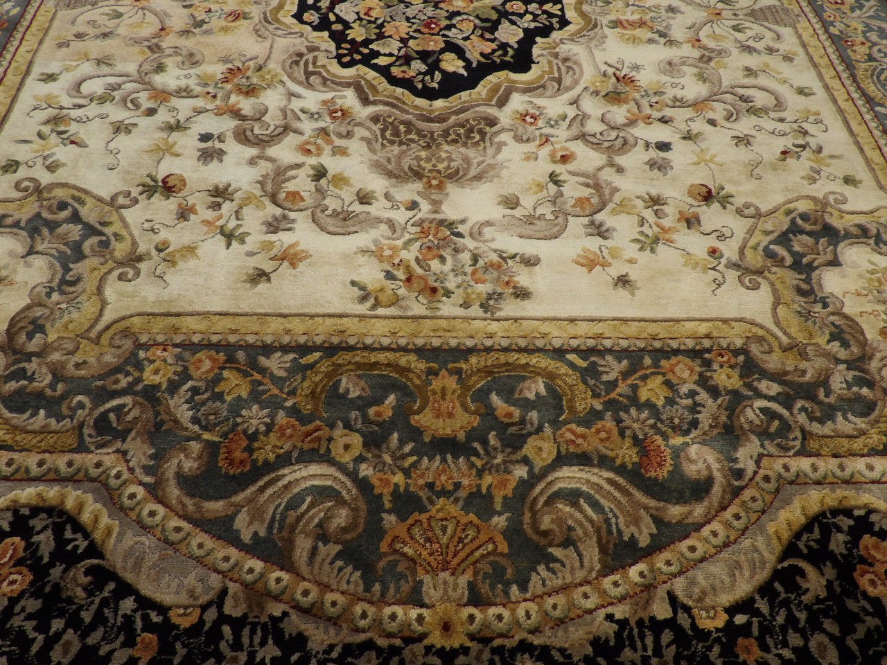Abusson Traditional hand-knotted wool rug in Black, 8'10" x 11'10", SKU con1