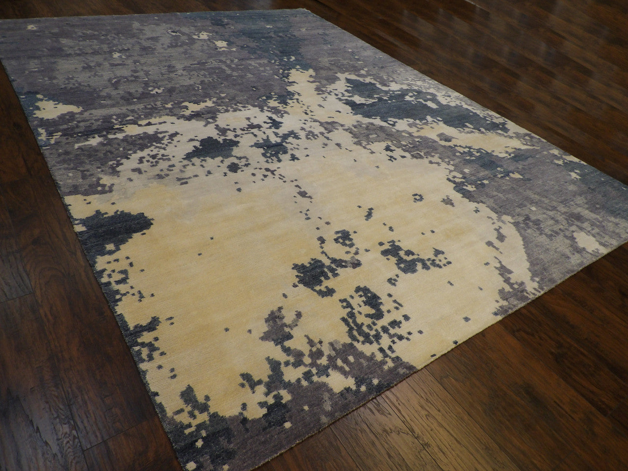 Ocean-inspired pattern detail, blue and gray rug
