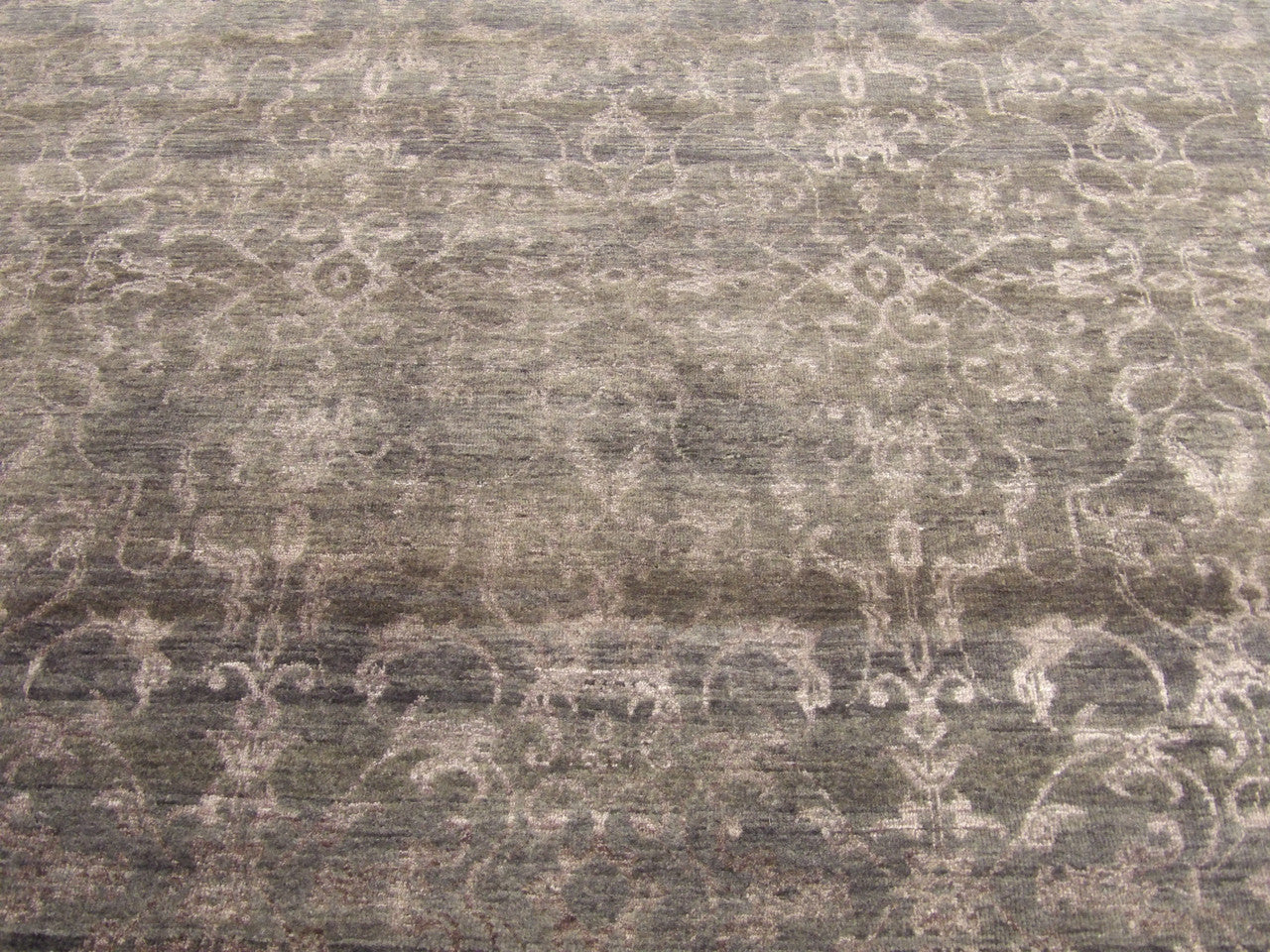 Transitional Damask Design High Low rug border detail