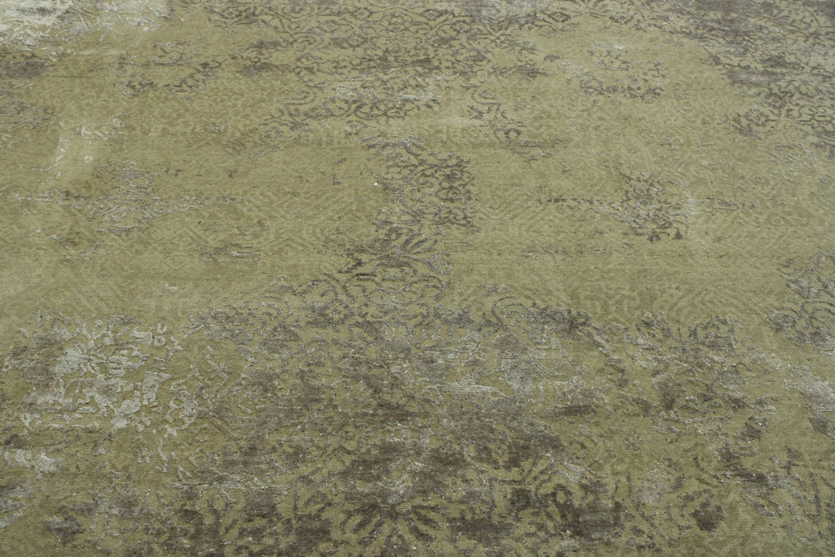 Gray Transitional Abstract Broken Design rug in room setting