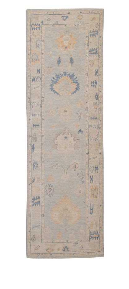 Oushak Chobi hand-knotted wool rug in Beige, full view