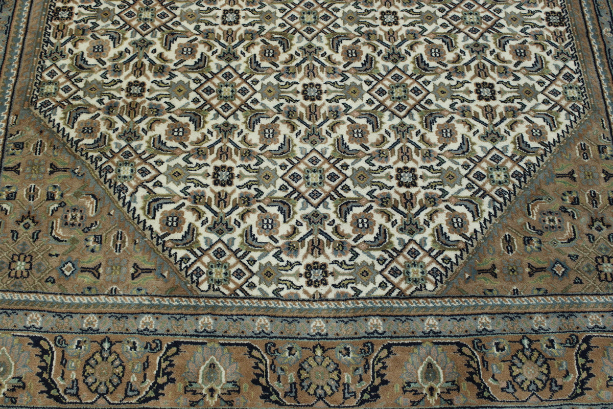 Close-up of wool pile, Beige & Rust rug