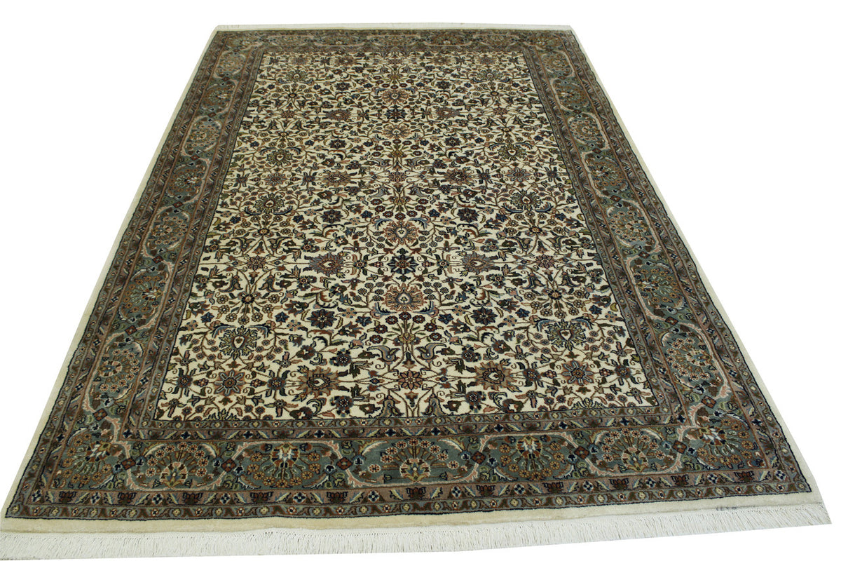 Traditional Mir Design rug corner detail