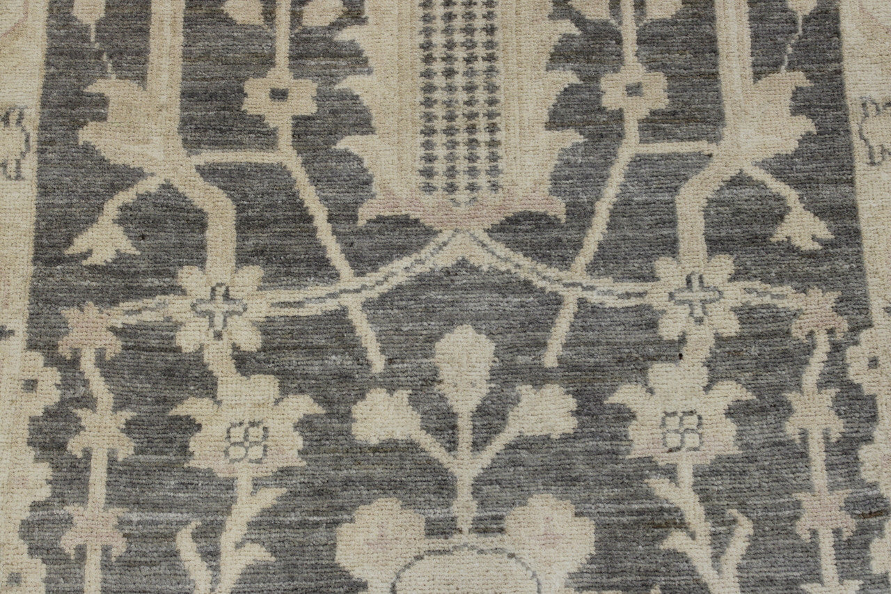 Oushak Chobi rug border detail