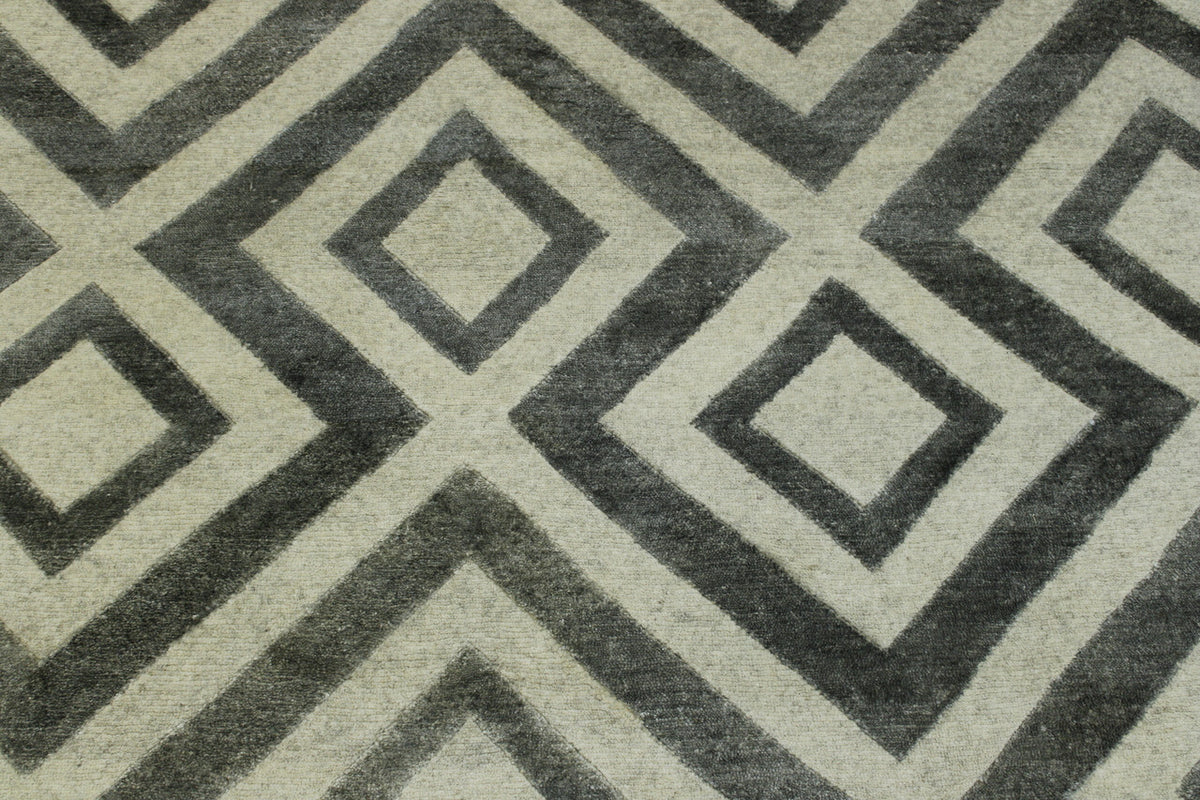 Modern Diamond Design rug border detail