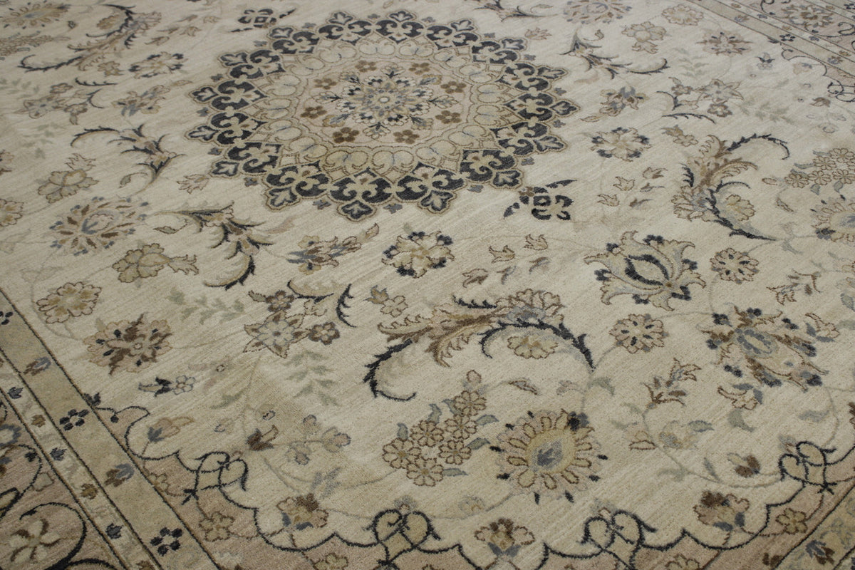 Oushak Indo Agra Chobi rug corner detail