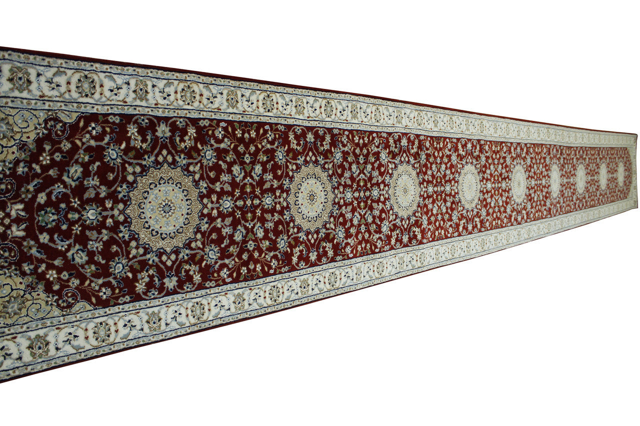 Traditional Fine Nain rug border detail