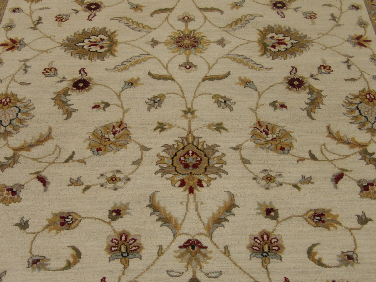 Chobie Traditional hand-knotted wool rug in Ivory, 5'7" x 7'8", SKU W739