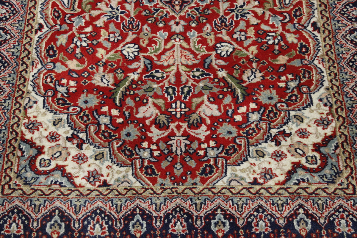 Traditional Tabriz Design rug border detail