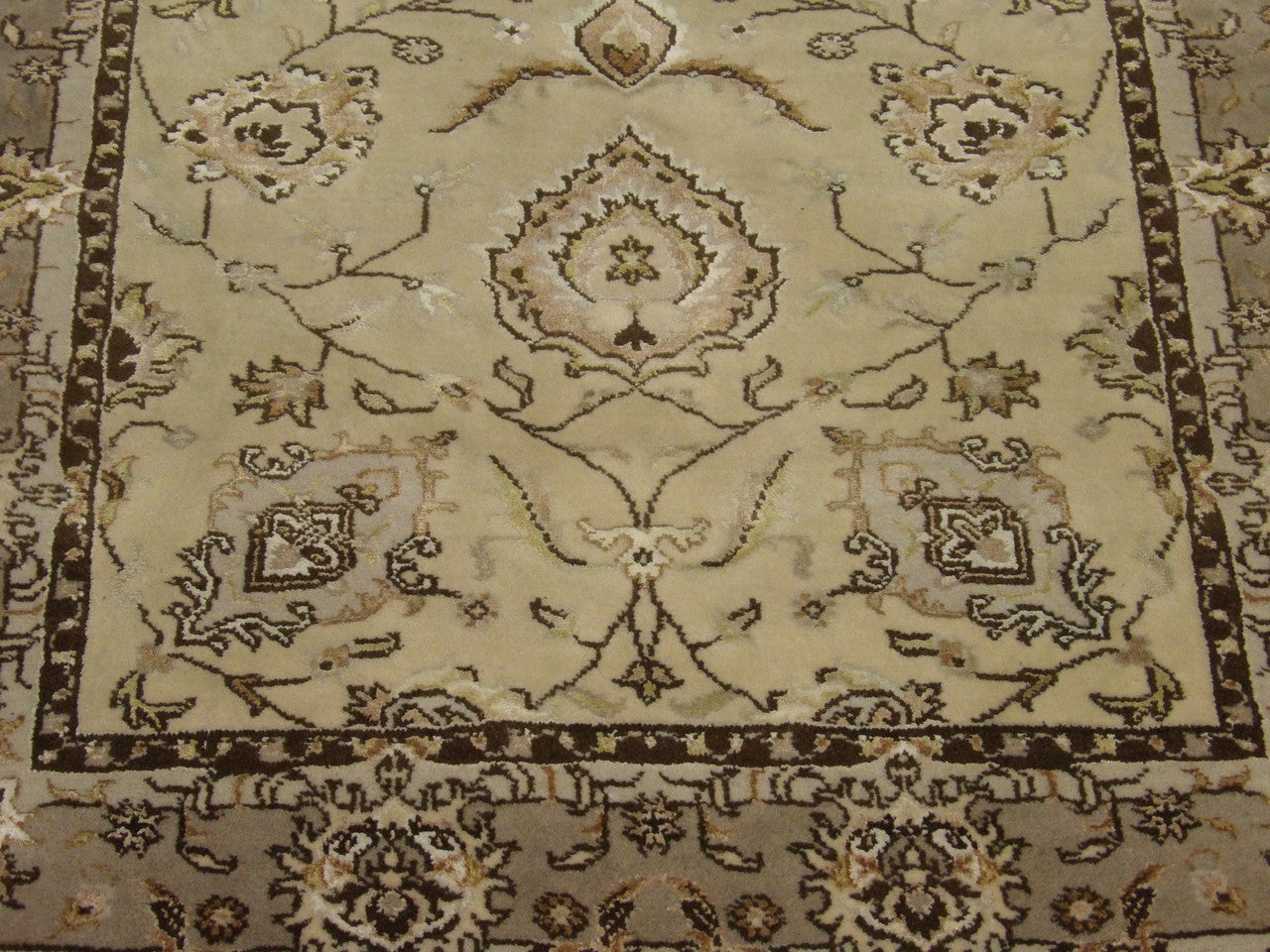 Fine Persian Tabriz rug border detail