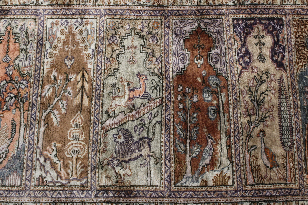 Traditional Baktiyar rug border detail