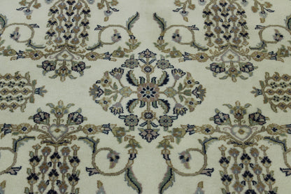 Traditional Farahan Design rug corner detail