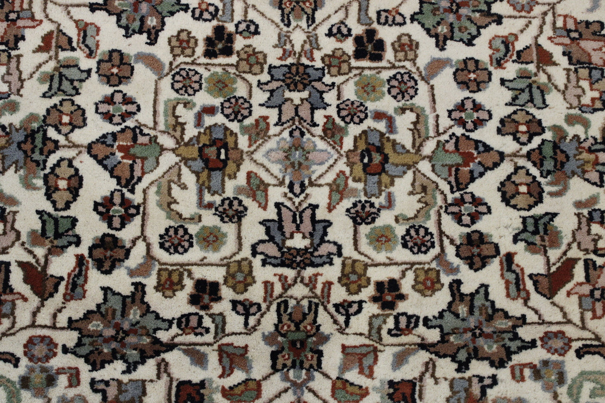 Traditional Heraki Design rug corner detail