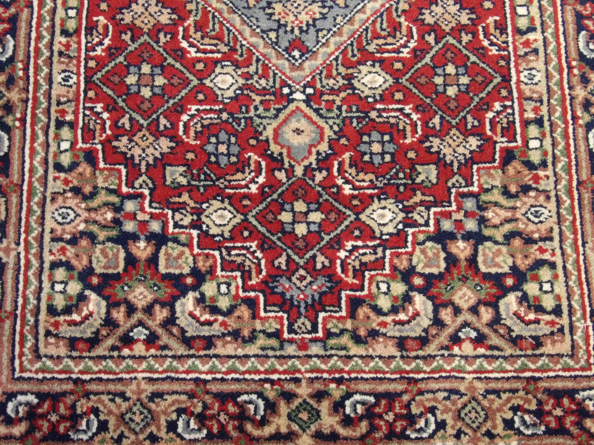 Fine Persian Bidjar rug border detail