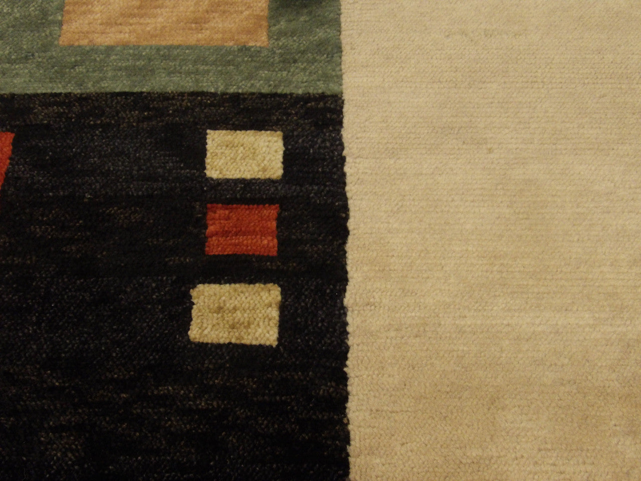 Modern Carved Geometrical Design rug border detail