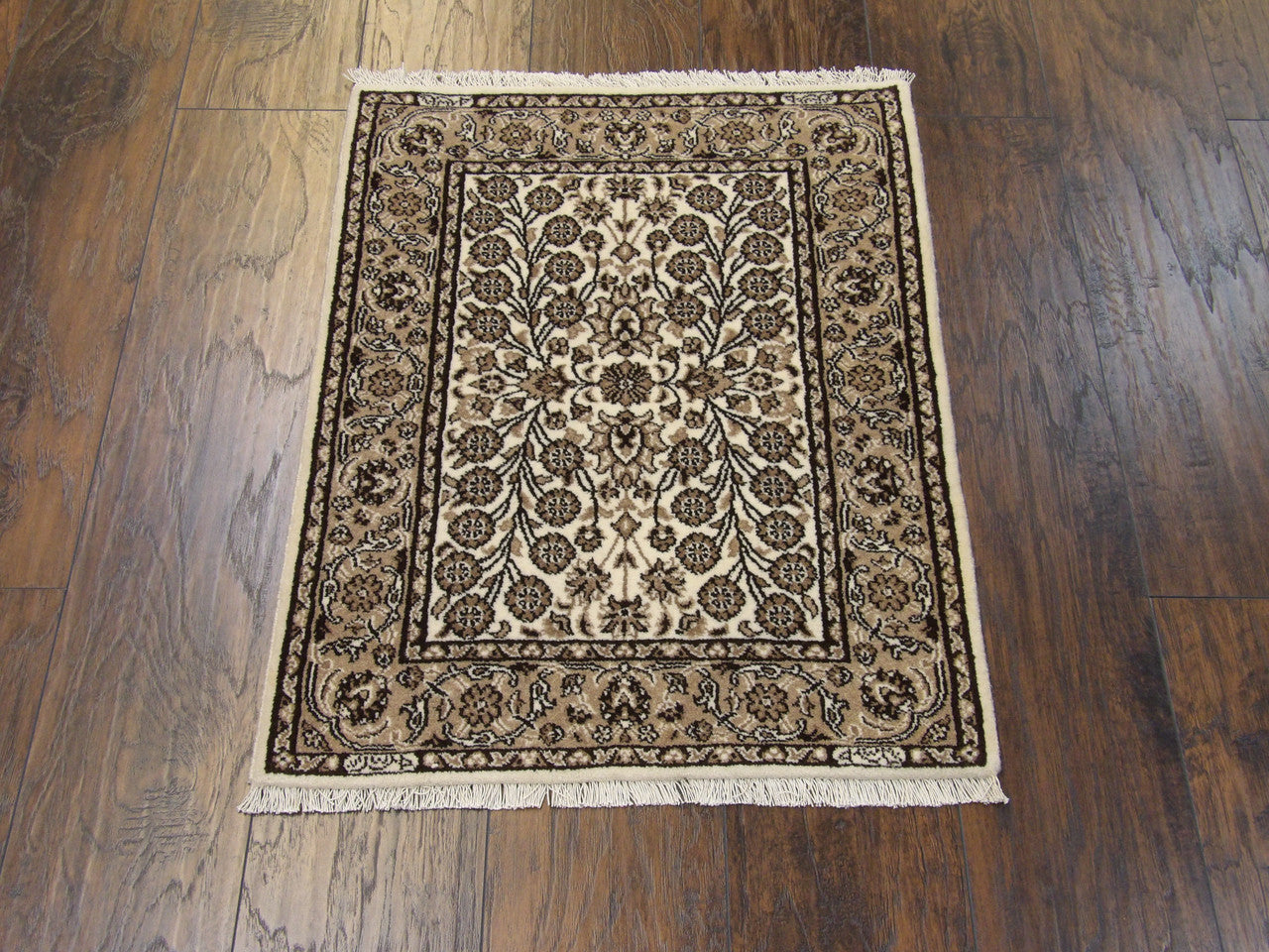 Fine Turk Hereki rug corner detail
