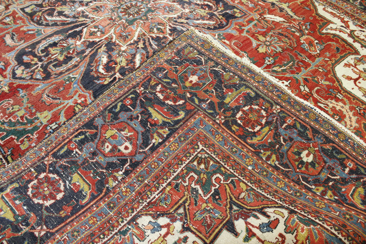 Tribal Antique Heriz Con Dav pattern detail